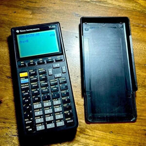 TEXAS INSTRUMENTS Ti85 Graphing Calculator in Black •WORKS!• Includes Cover!